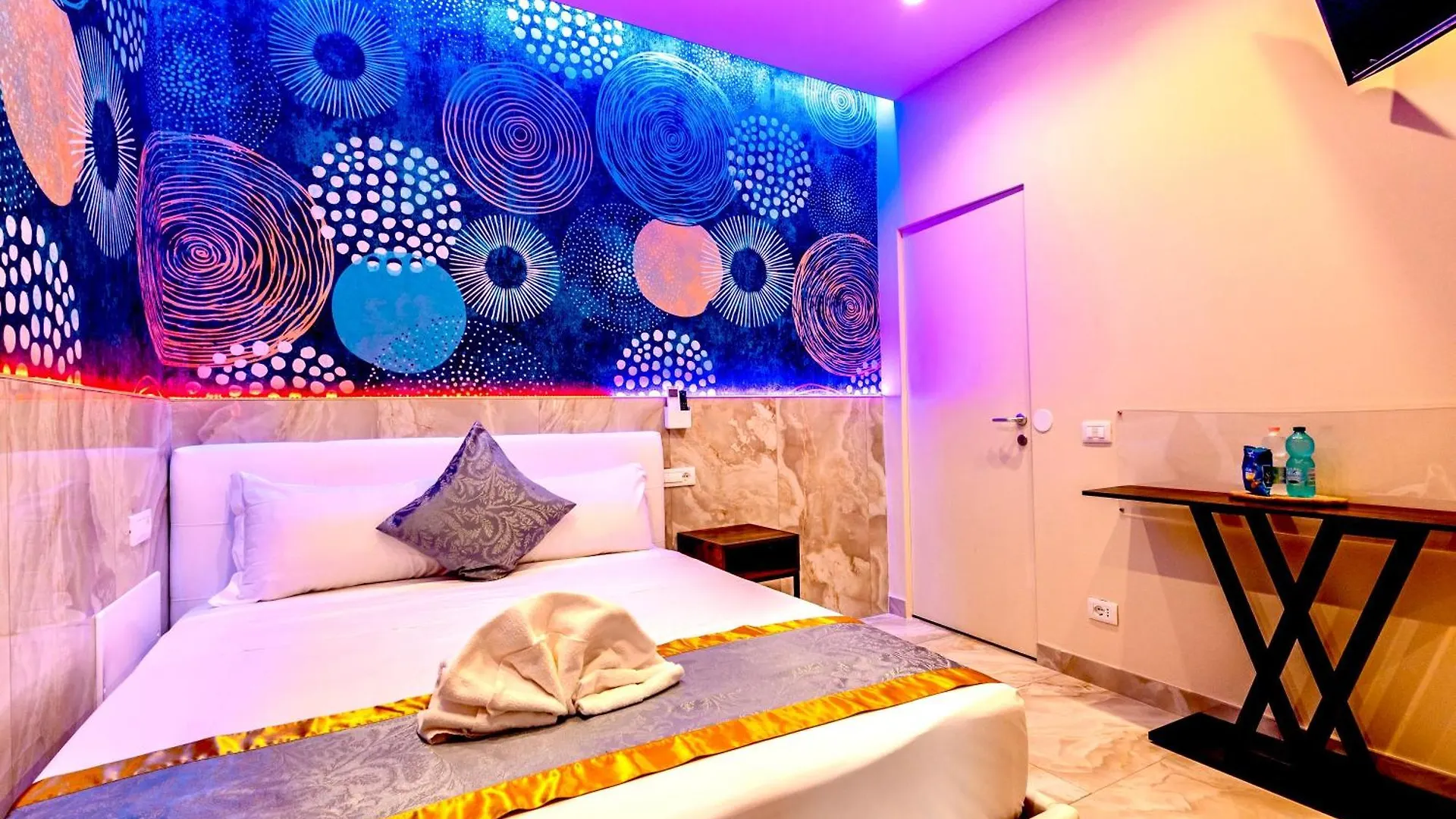 Bed Cinecittadue Bed & Breakfast Rome
