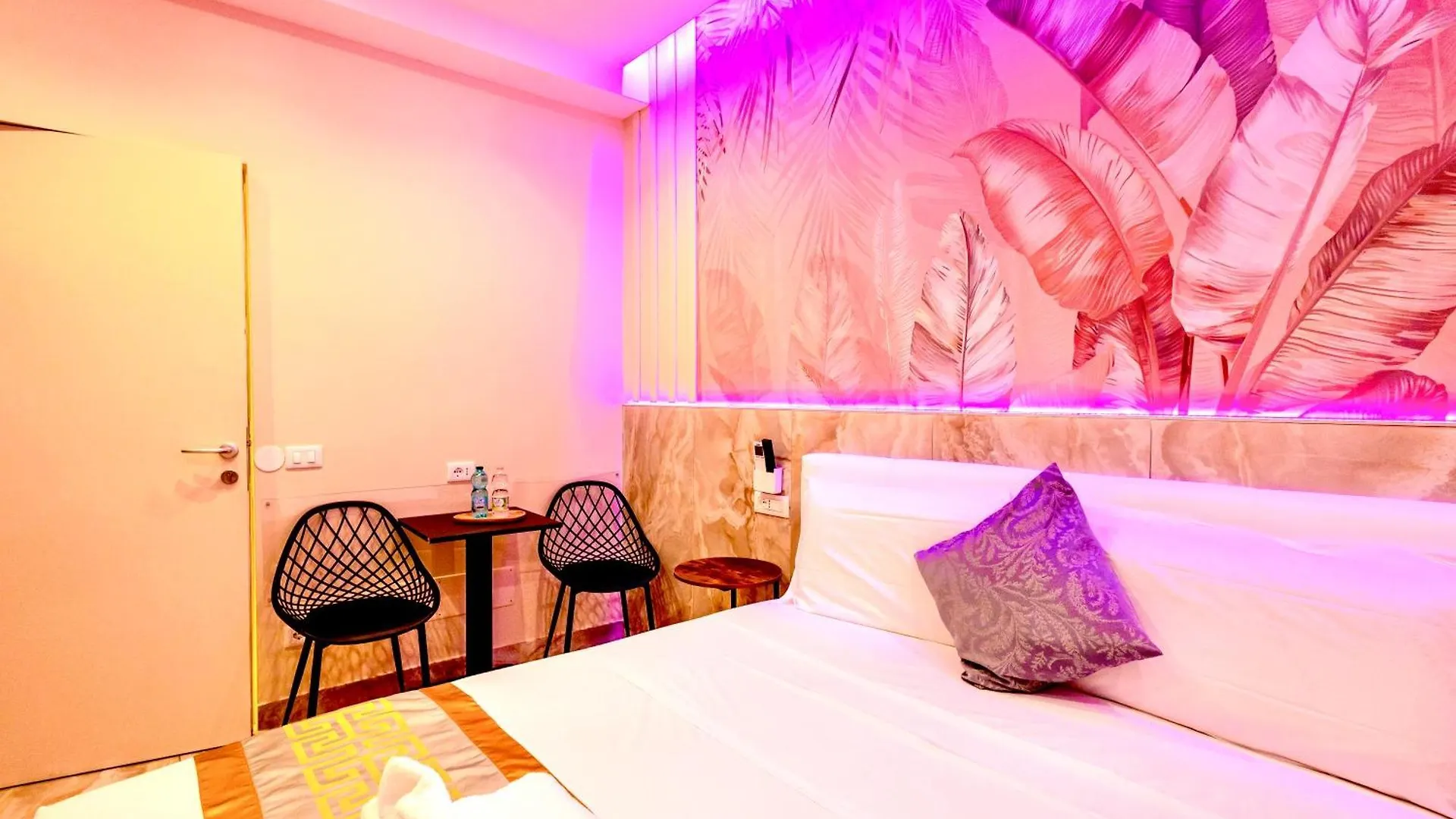 Bed Cinecittadue Bed & Breakfast Rome